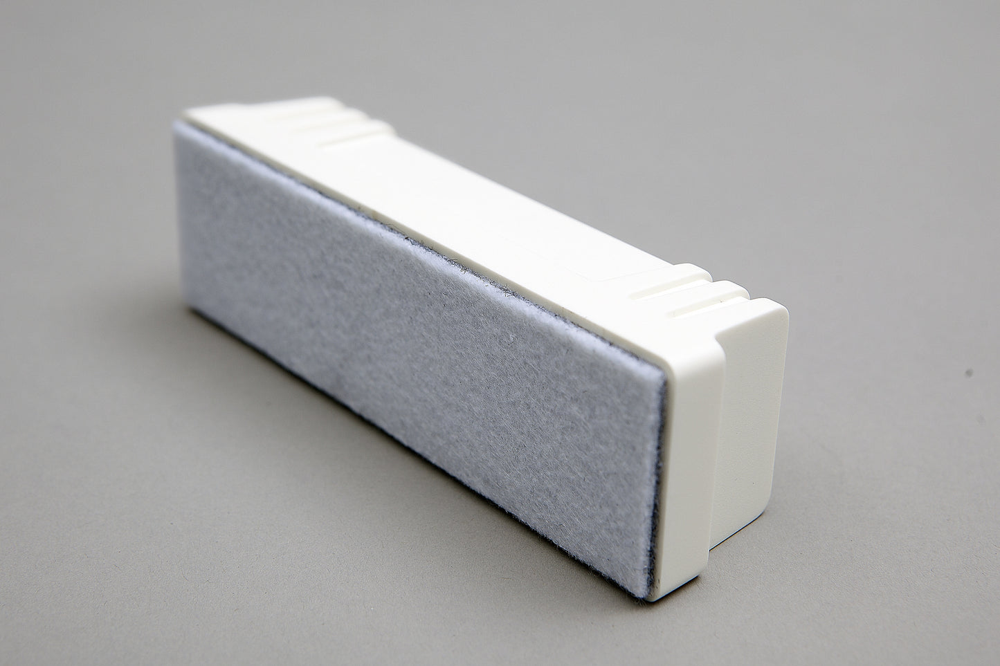 Brosse effaceur magnétique rechargeable - design ergonomique